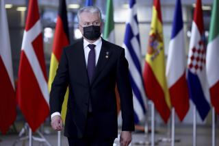 UE espera evitar guerra en Ucrania con di logo y sanciones AP News